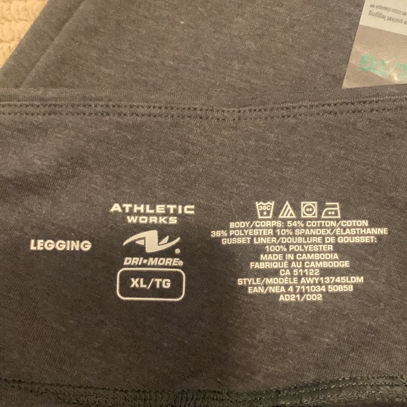 Athletic Works new gray leggings with side pockets - Picture 3 of 3